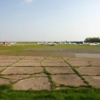 Am Flugplatz. Foto © Erik Kohl 2011