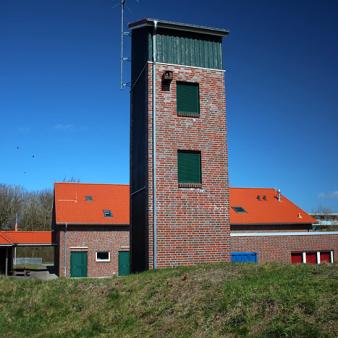 Feuerwehr mit Schlauchturm. Foto © Erik Kohl 2019