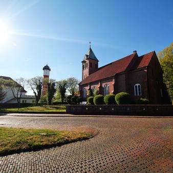 Leuchtturm und Kirche. Foto &copy; Erik Kohl 2020