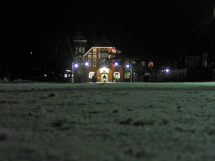 Bahnhofsgebäude bei Nacht