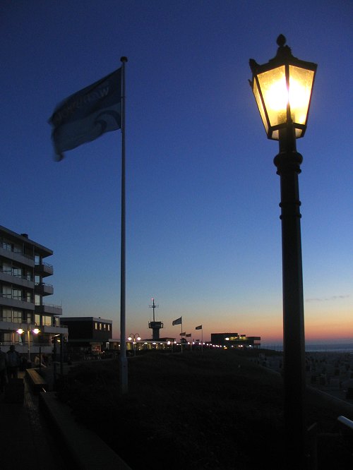 Strandpromenade zur »blauen Stunde«