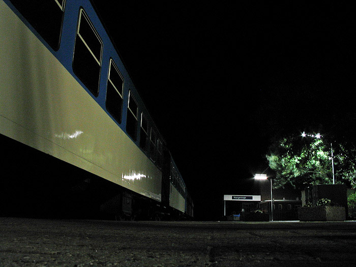 Dorfbahnhof bei Nacht