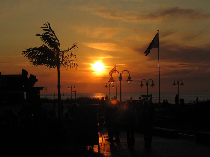 Sonnenuntergang an der Strandpromenade