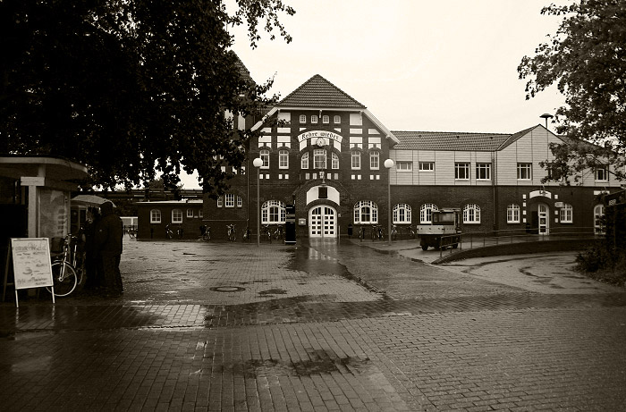 Bahnhofsvorplatz im Regenwetter