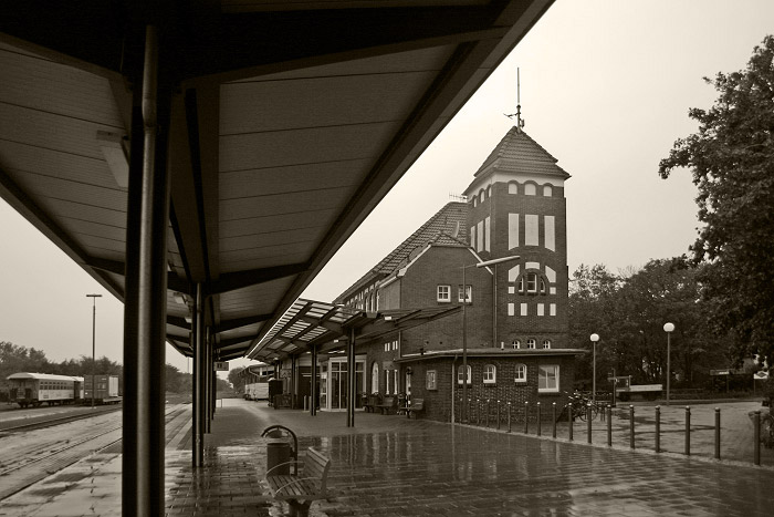 Bahnsteig bei Regen
