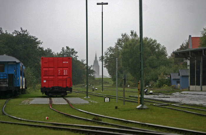 Blick vom Bahnübergang zum Westturm