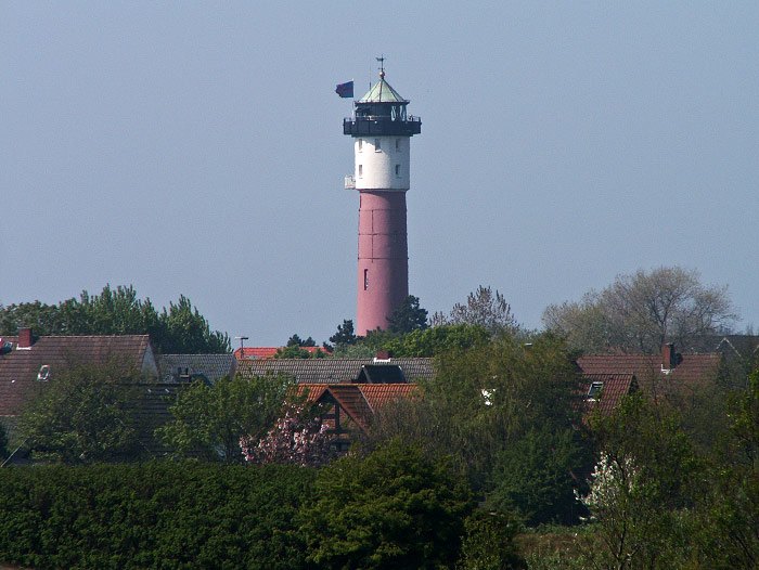 Der Alte Leuchtturm thront über dem Inseldorf