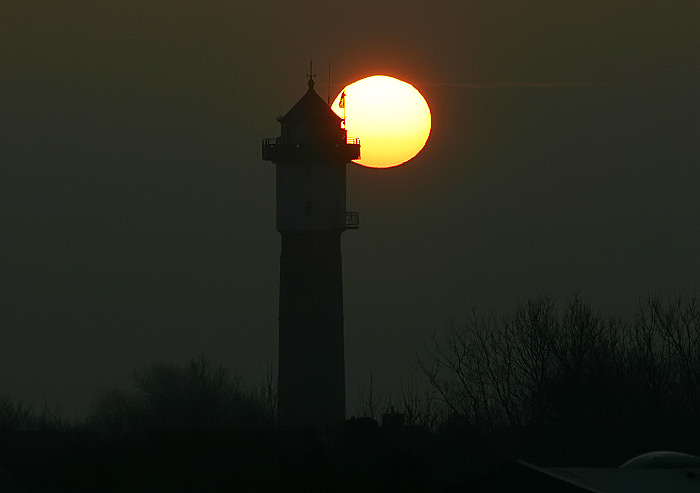 Alter Leuchtturm mit aufgehender Sonne