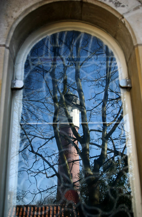 Spiegelung im Kirchenfenster