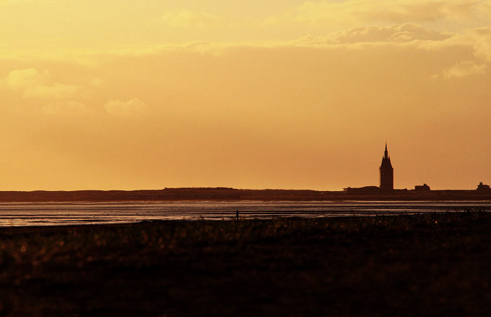 Westturm unter goldgelbem Himmel