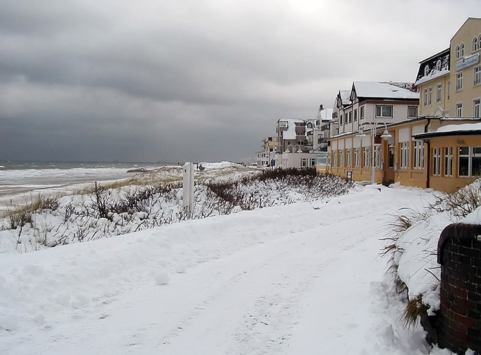 Strandpromenade mit Hotel Upstalsboom