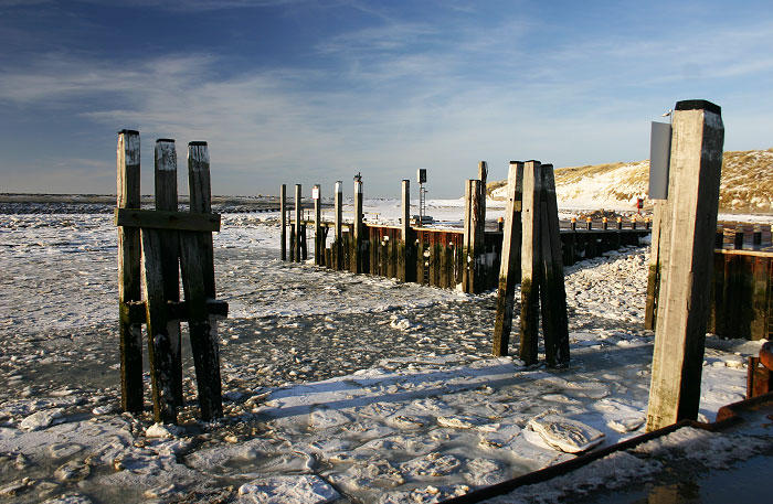 Hafenbecken mit Treibeis