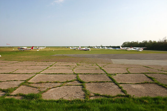 Am Flugplatz