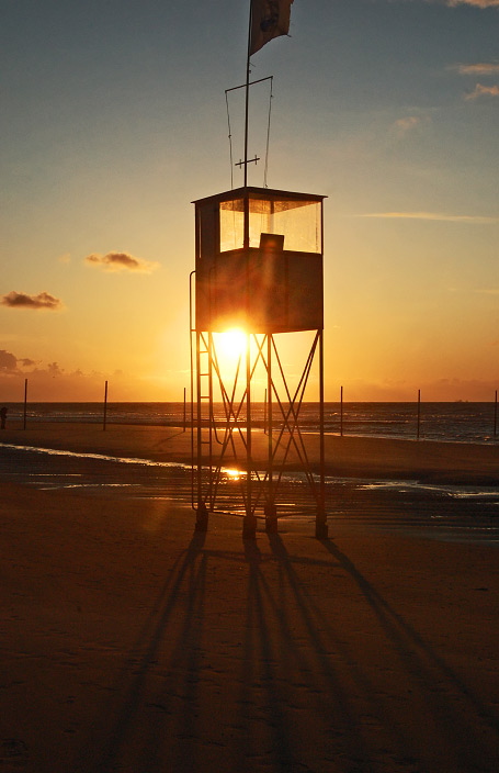 Badeturm mit untergehender Sonne