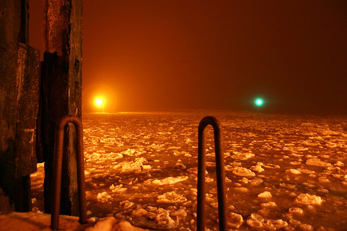 Eisschollen im Hafenbecken