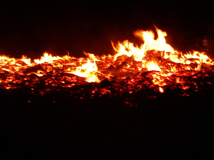 Lodernde Glut des Osterfeuers