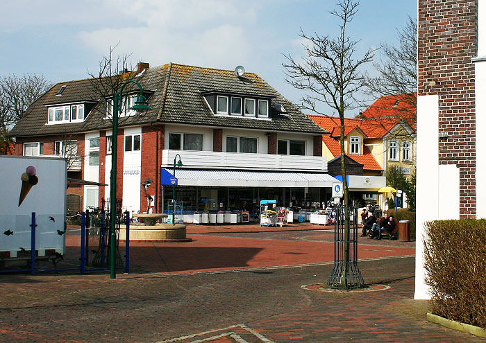 Blick auf Appellplatz und Schlecker Drogeriemarkt