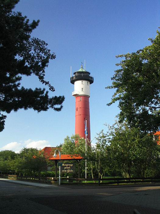 Alter Leuchtturm mit Bahnhofsvorplatz