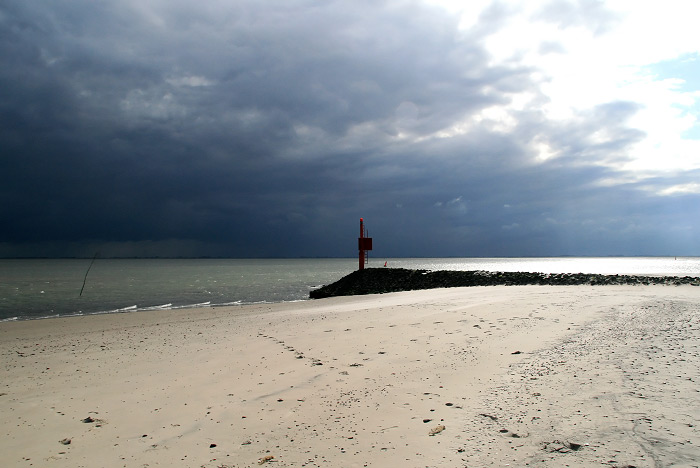 Dunkle Wolken ziehen auf