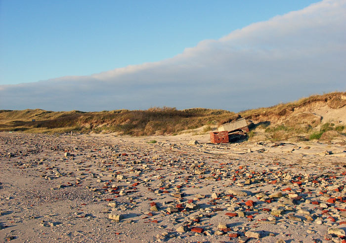 Steintrümmer und Bunkerreste im Osten