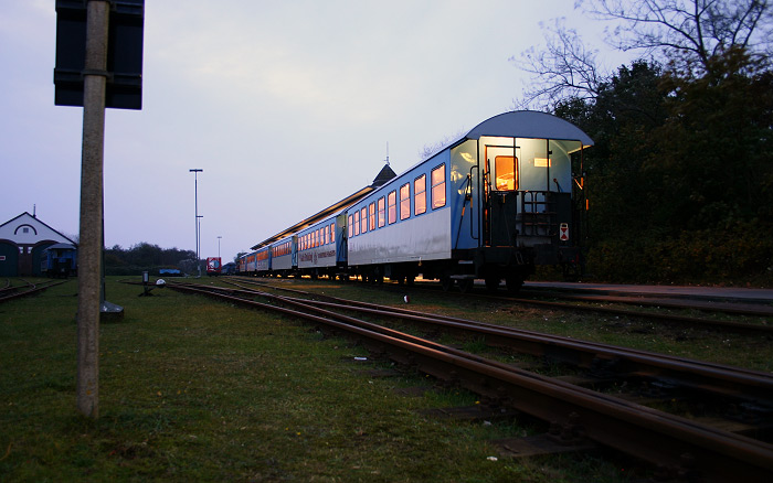 Beleuchtete Inselbahn-Waggons am Bahnhof