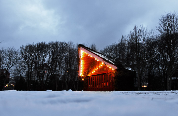 Festlich beleuchteter Musikpavillon