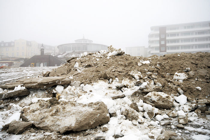 Eis, Schnee und Sand am Hauptstrand