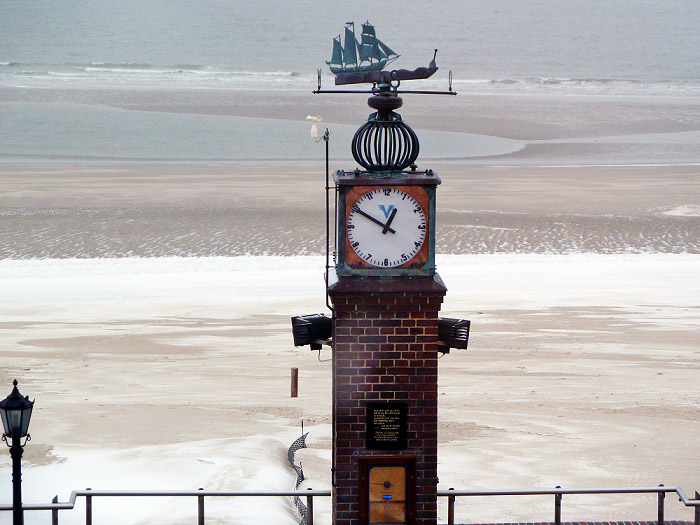 Uhr am Hauptstrand