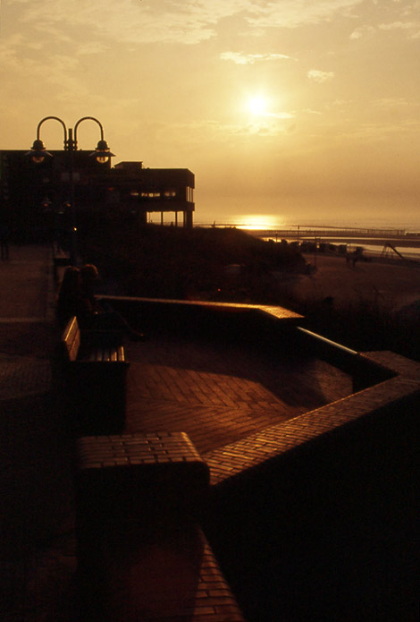 Strandpromenade mit Kurhaus Graf Luckner