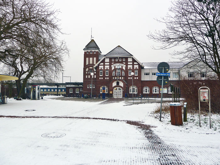 Schneebedeckter Bahnhofsvorplatz