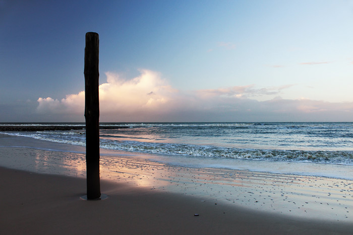 Pfahl am östlichen Hauptstrand