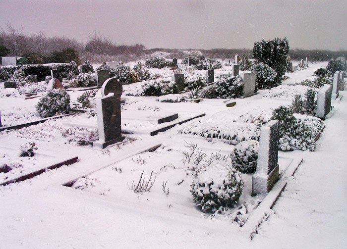 Verschneite Gräber auf dem Friedhof