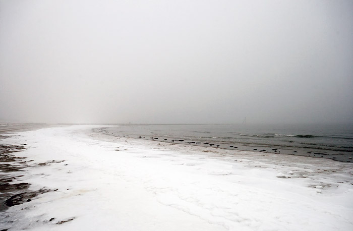 Strand im Nebel