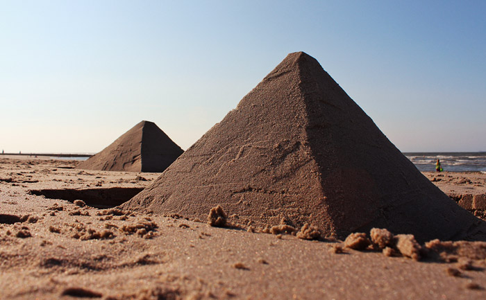 Pyramiden am Hauptstrand