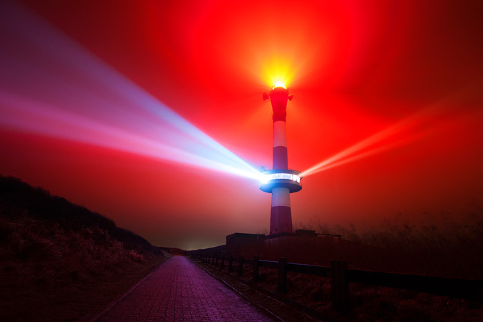 Neuer Leuchtturm bei Nacht und Nebel