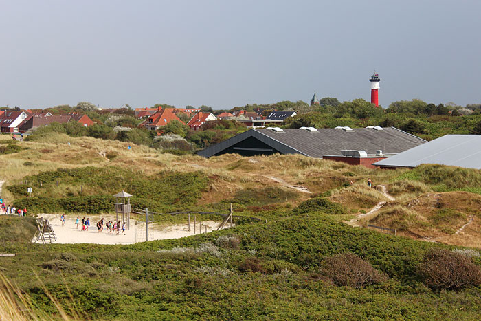 Panorama des Inseldorfs mit Spielplatz