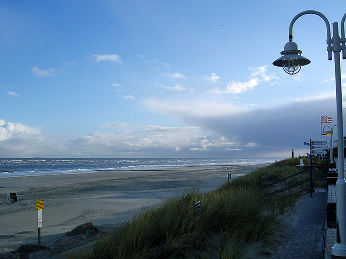 Hauptstrand von der Promenade aus gesehen