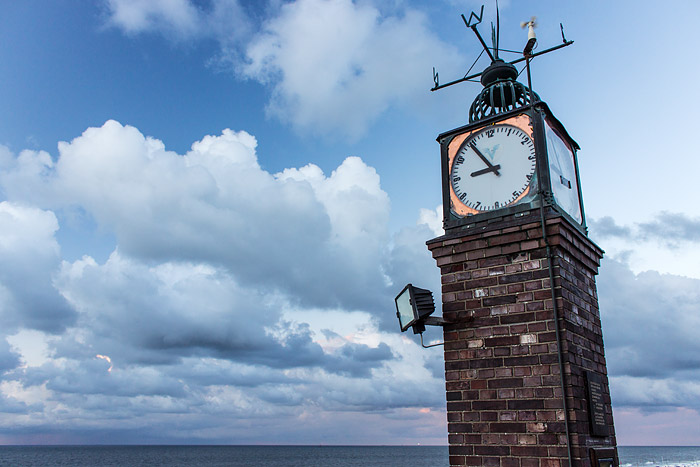 Uhr am Hauptstrand