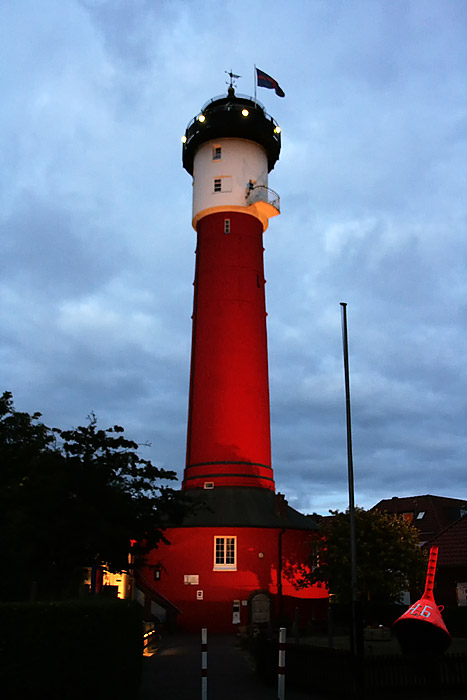 Alter Leuchtturm in der Abenddämmerung