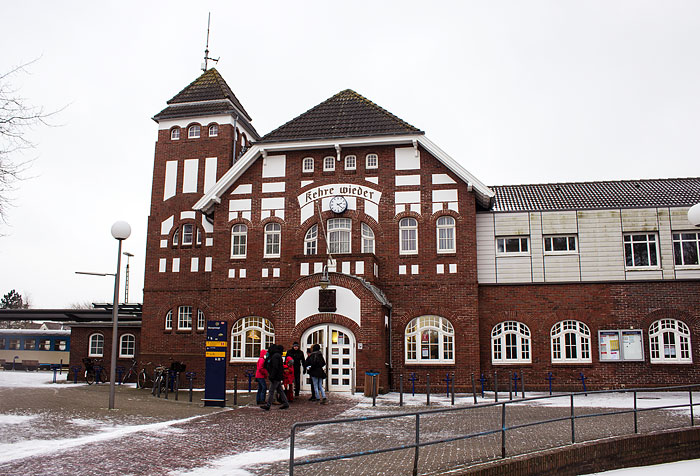 Auf dem Bahnhofsvorplatz