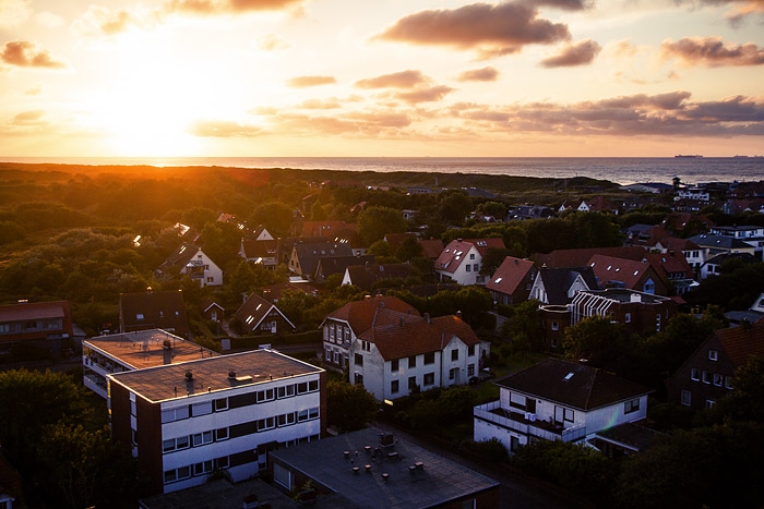 Dorf im Abendlicht