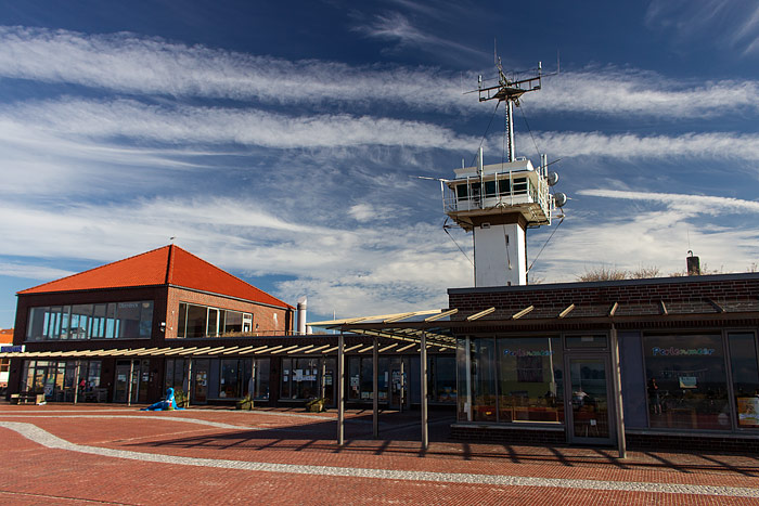 Platz am Meer mit Servicegebäude