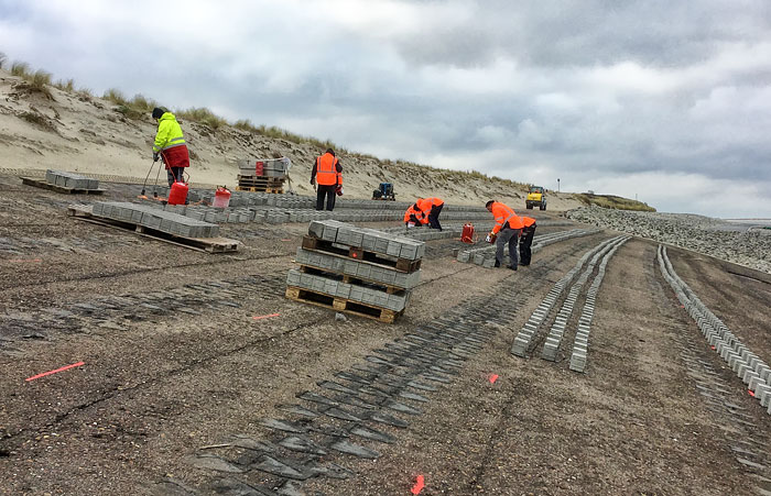 Steine kleben am Westdeckwerk