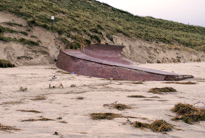 Alte Strandmauer nach dem Sturm