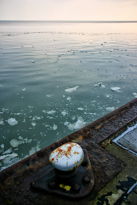 Eis im Hafenbecken