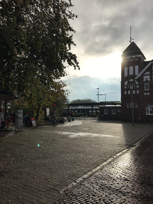 Bahnhofsvorplatz im Herbst