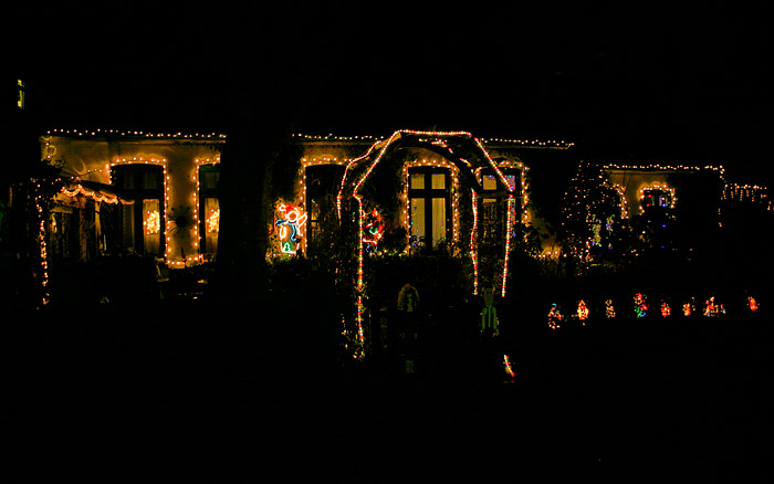 Ziemlich weihnachtlich beleuchtetes Haus