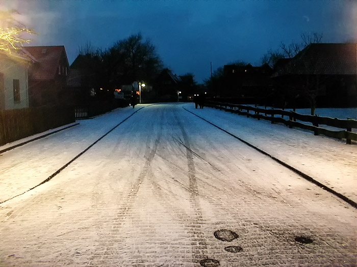 Zedeliusstraße bei Schnee und Dunkelheit