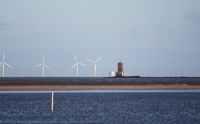 Windpark und Leuchtturm