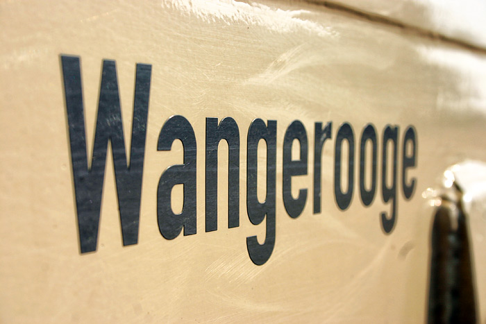Wangerooge-Aufschrift auf der Inselbahn